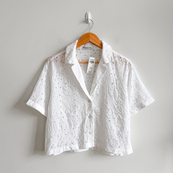 New! ABERCROMBIE • Short-Sleeve Cropped Schiffli Shirt in White - Picture 3 of 14